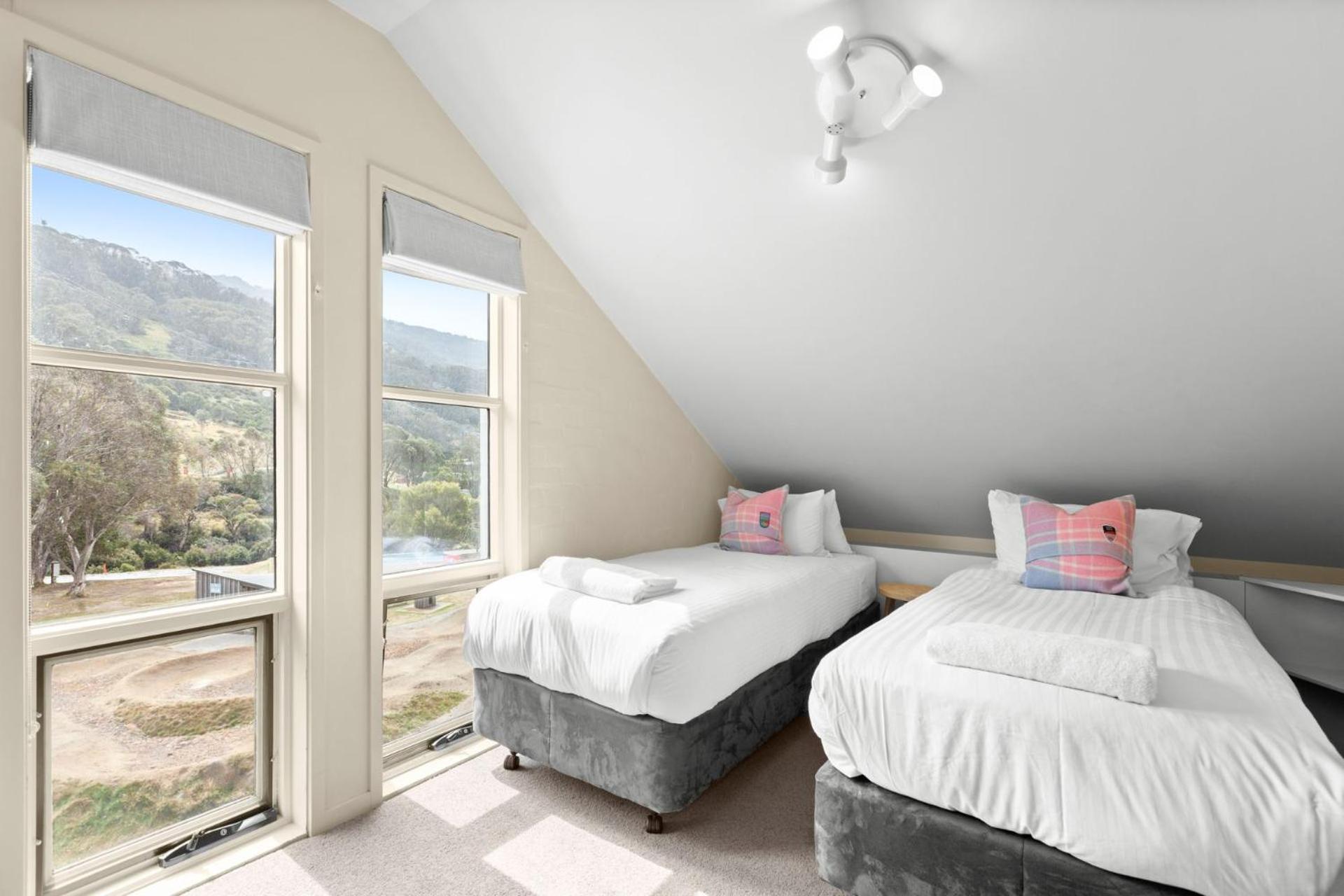 Village Green 2 Bedroom Loft Townhouse With Views Fireplace And Garage Parking Thredbo Εξωτερικό φωτογραφία