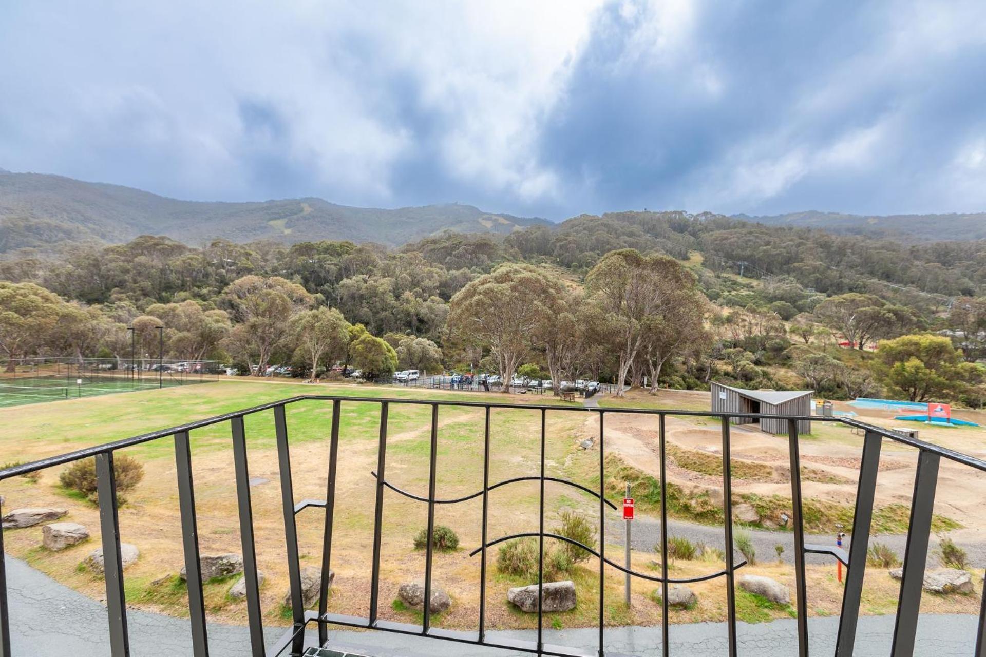 Village Green 2 Bedroom Loft Townhouse With Views Fireplace And Garage Parking Thredbo Εξωτερικό φωτογραφία