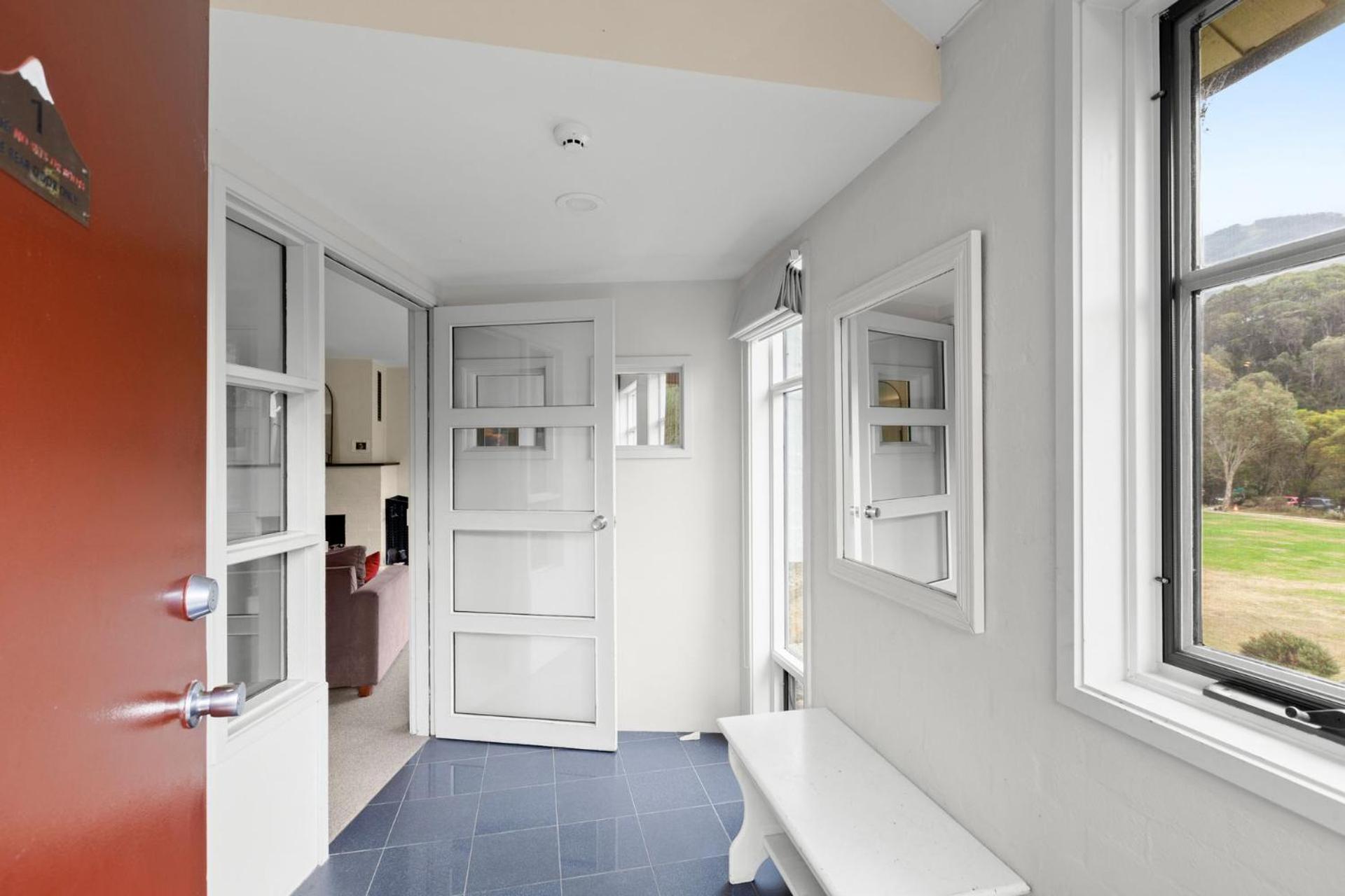 Village Green 2 Bedroom Loft Townhouse With Views Fireplace And Garage Parking Thredbo Εξωτερικό φωτογραφία
