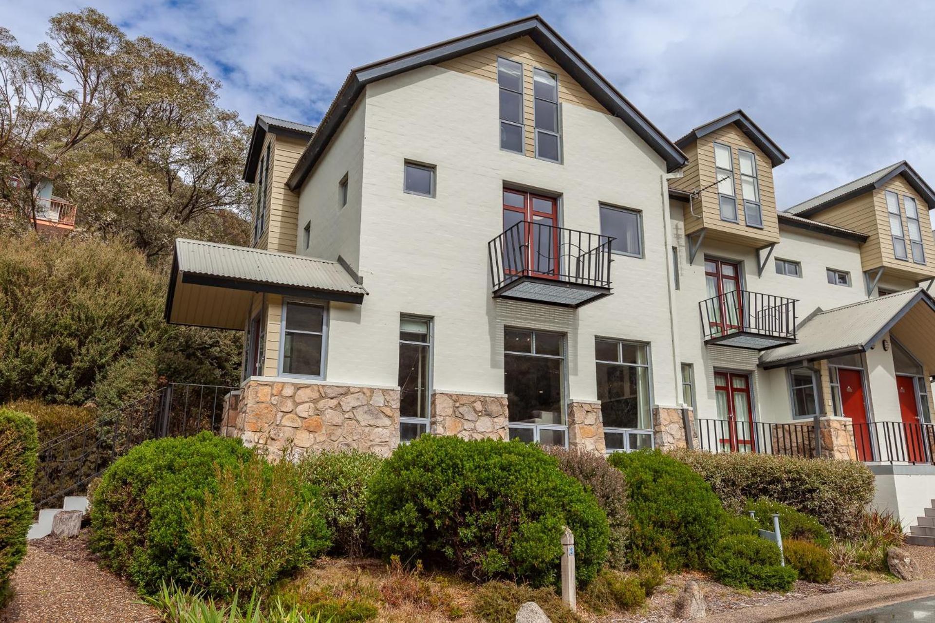 Village Green 2 Bedroom Loft Townhouse With Views Fireplace And Garage Parking Thredbo Εξωτερικό φωτογραφία