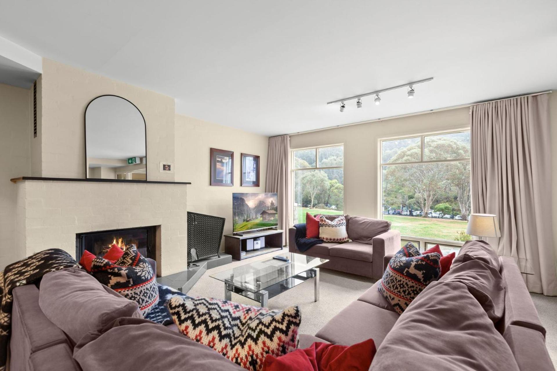 Village Green 2 Bedroom Loft Townhouse With Views Fireplace And Garage Parking Thredbo Εξωτερικό φωτογραφία
